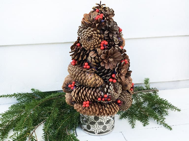 DIY Pine Cone Christmas Tree > Craftidly